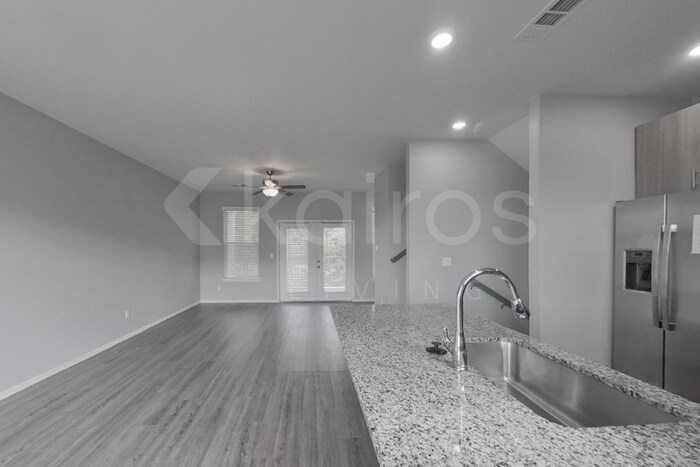 Building Photo - 1518 S Razorback Rd
