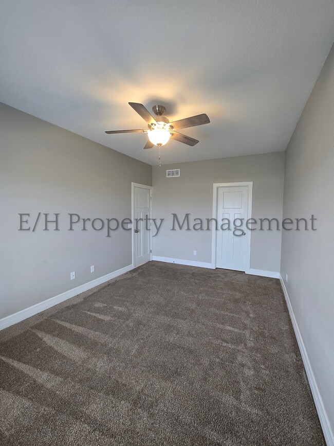 Building Photo - 2220 E Village Estates Dr