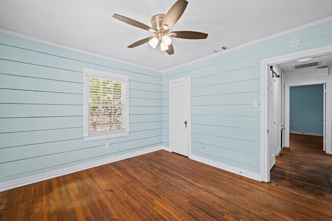 Building Photo - Vintage Home w/ Modern Updates, Minutes fr...