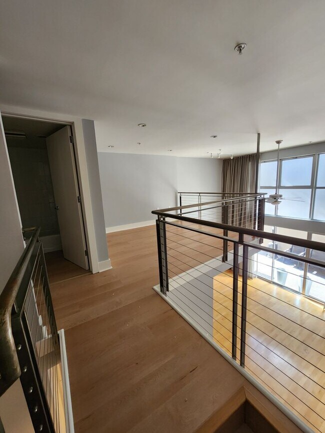 Building Photo - Epic REA/Azari PM: Private Oasis, 1 BR/ 1....
