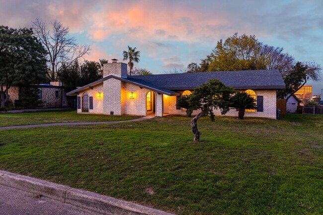 Building Photo - BEAUTIFULLY RENOVATED ONE STORY HOME IN A ...