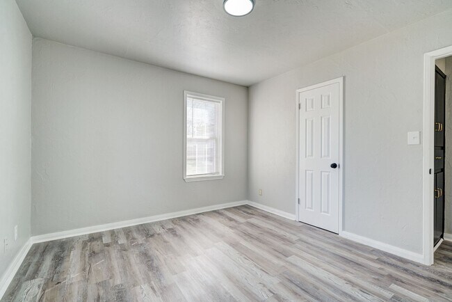 Building Photo - Move-In Ready! Beautifully Updated Home with Easy I-40 Access!