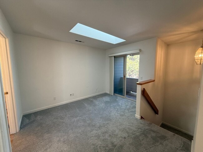 Building Photo - 2 Bed/2 Bath Apartment Located Near OSU/COCC Campus - Attached Garage