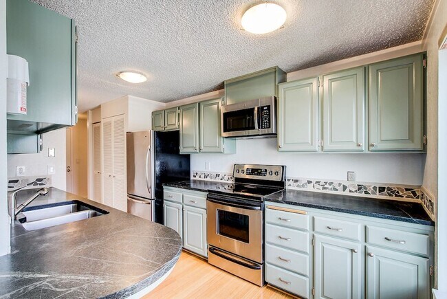 Building Photo - Spacious Queen Anne Condo with gorgeous views! Move in Special $700 off first month!