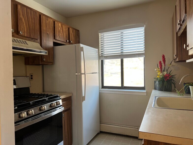 Kitchen (1) - 601 Davis Ave