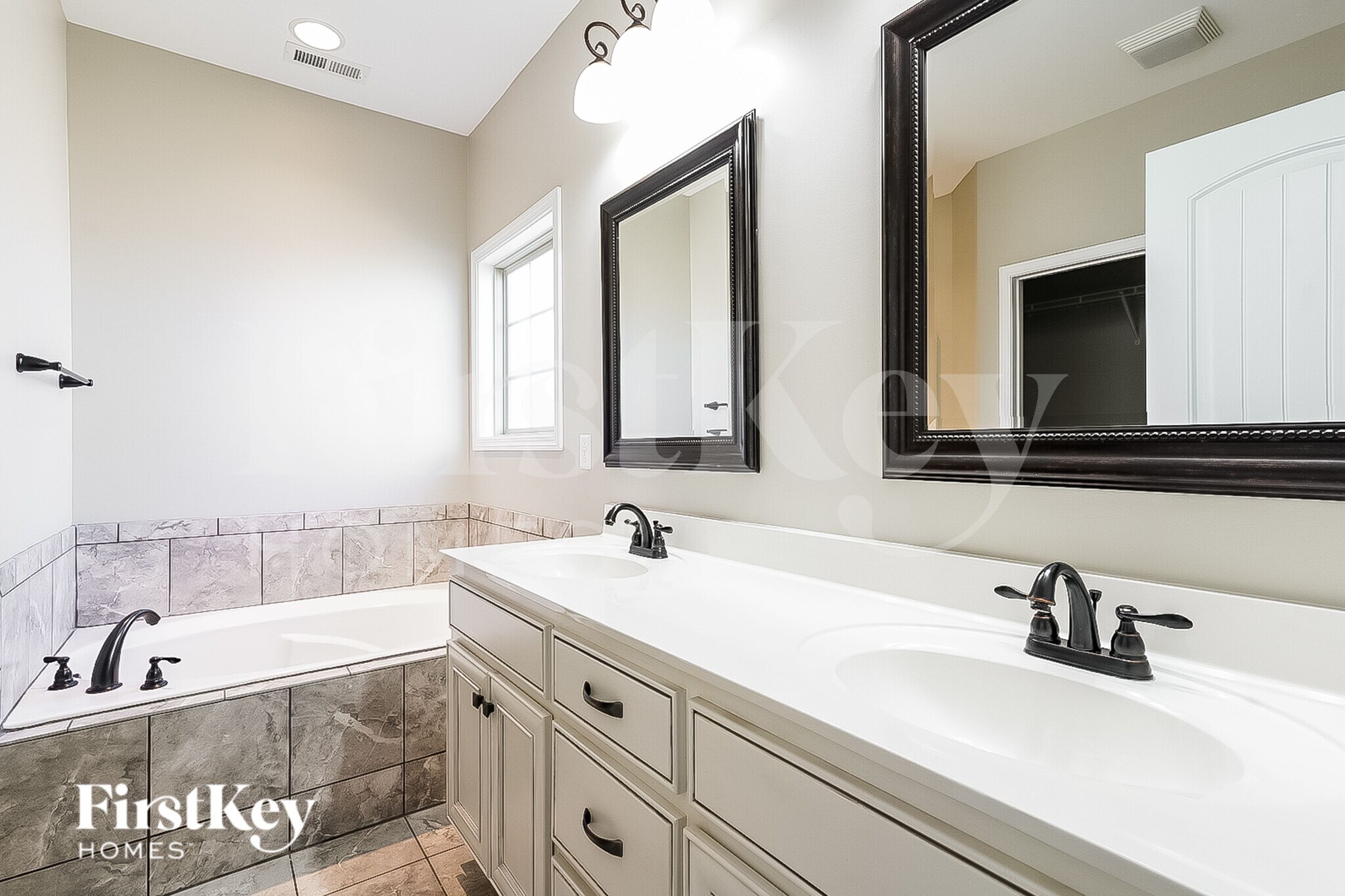 Building Photo - 2002 Azalea Ct