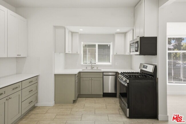 Building Photo - 2910 S Budlong Ave