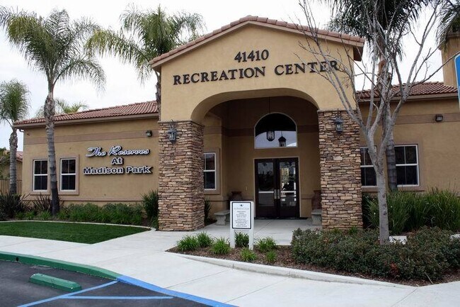 Building Photo - Beautiful 2 Bed/2Bath Lower Unit Condo with 1 Car Garage