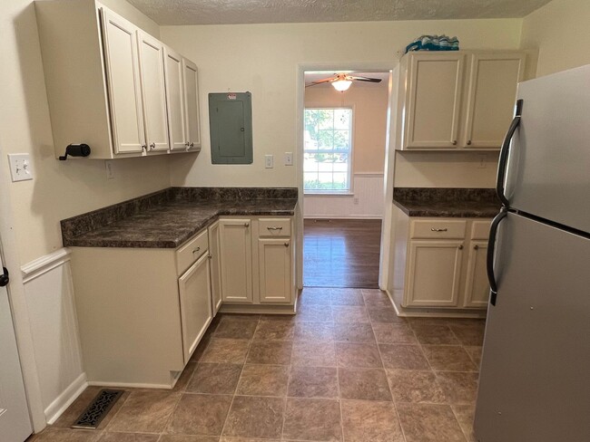 Building Photo - Conveniently Located Home with Fenced Back...