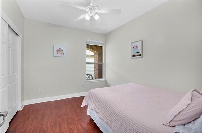 Building Photo - 1721 E Mesa Park Dr