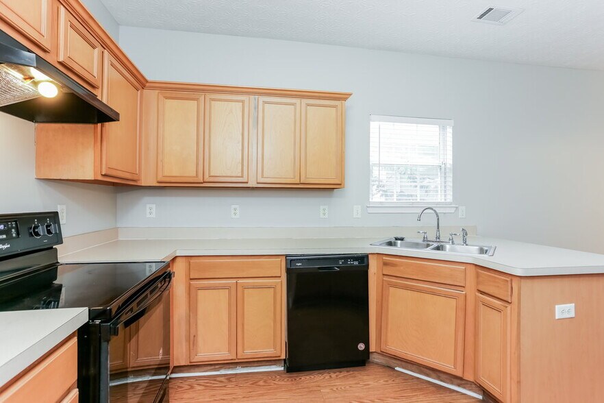 Building Photo - 7470 Royale Ct