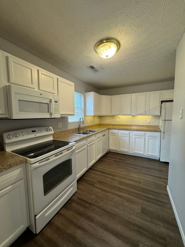 Building Photo - Beautiful 3 Bedrooms Home inside Willows a...