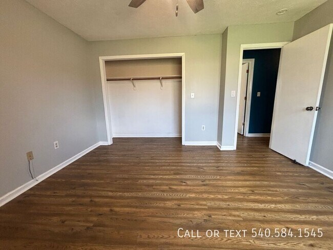 Building Photo - 3615 Ellen Dr