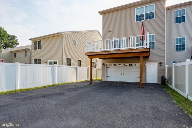 Building Photo - 533 Maple St