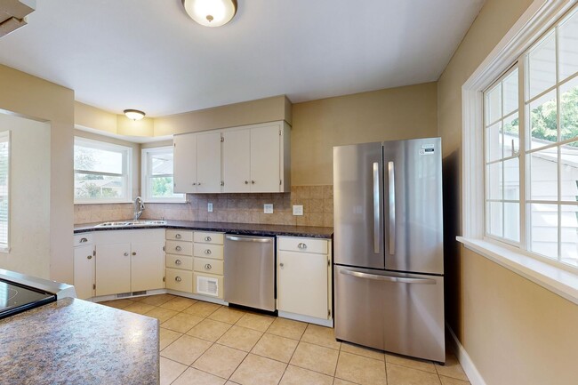 Building Photo - **APPROVED APPLICANTS**  Eastside Ground L...
