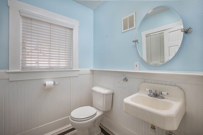 Building Photo - Charming Craftsman Home in Montford
