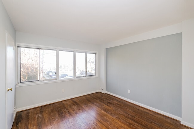 Building Photo - 847 3rd St SW