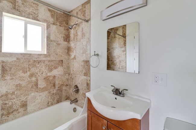 Building Photo - Remodeled - 2 Bed 1 Bath - Fully Fenced - ...