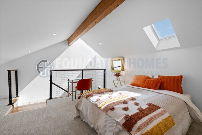 Building Photo - Modern View Condo Steps from Trails & Gold...