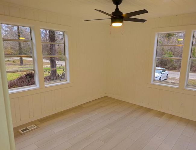 Building Photo - 16079 SE Janet St