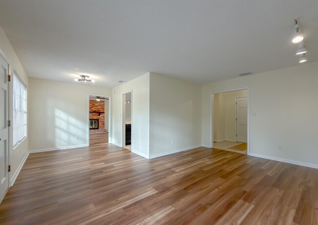 Building Photo - 307 Sweetbriar Dr