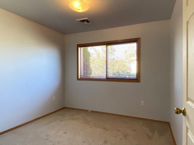 Building Photo - Single-Level Simplicity
