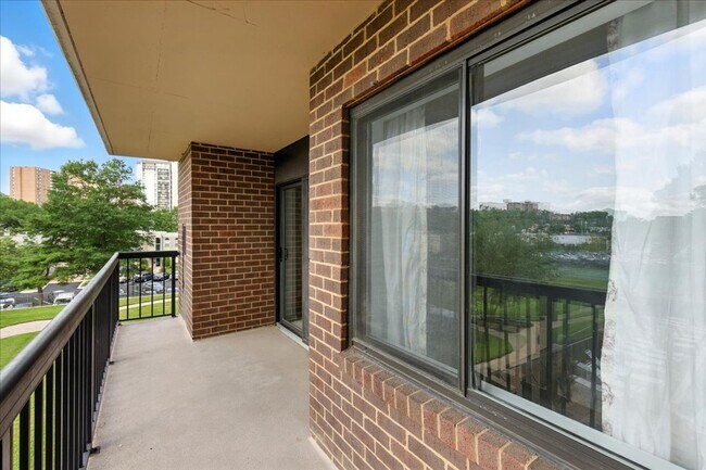 Building Photo - 1-bedroom, 1-bath condo