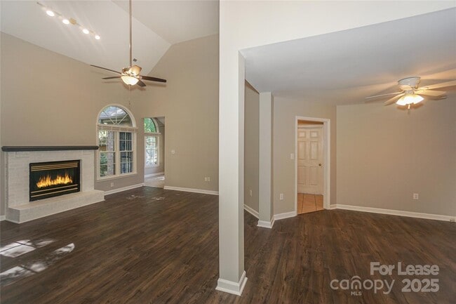 Building Photo - 840 Emerson Dr
