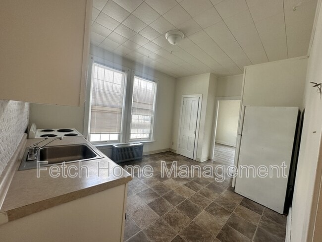 Building Photo - 825 Church St