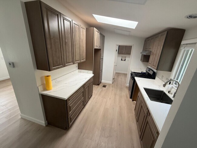 Building Photo - Cute Home Calling