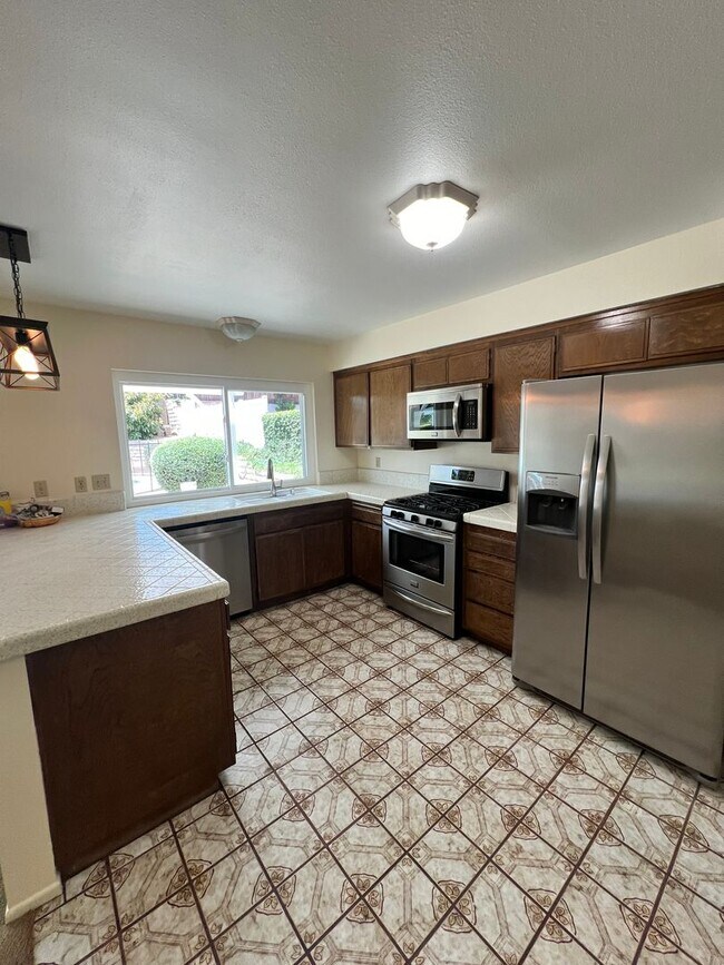 Building Photo - Santa Paula - Spacious pool home in wonder...