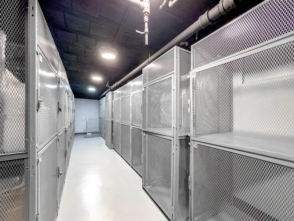 Building Photo - 543 W Belmont Ave