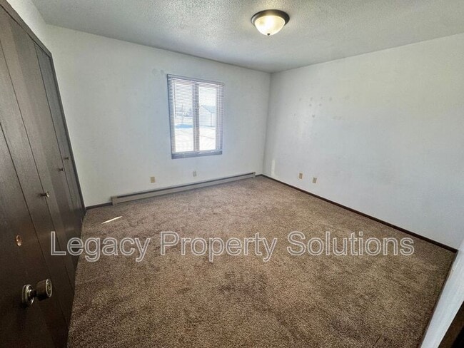 Building Photo - 206 1st St