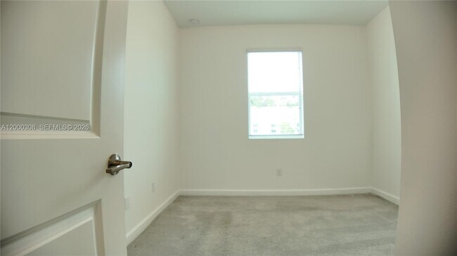 Building Photo - 4612 Hollister Ave