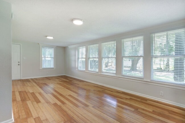 Building Photo - Four Bedroom - Two Bathroom - Single Famil...