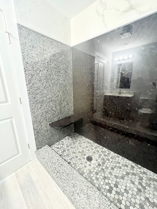 Building Photo - MOVE IN READY - FOUR Bedrooms! Master suite on both levels! Great Conway Location!