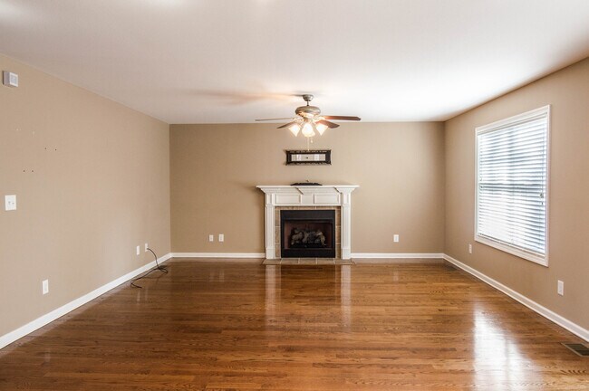 Building Photo - Pet Friendly Three Bedroom with Bonus!