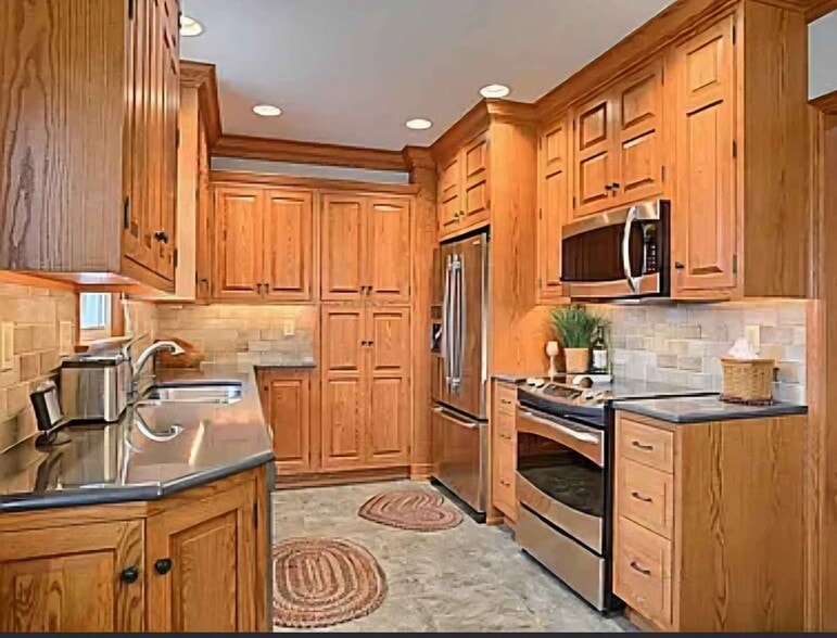 Building Photo - 559 Maple St