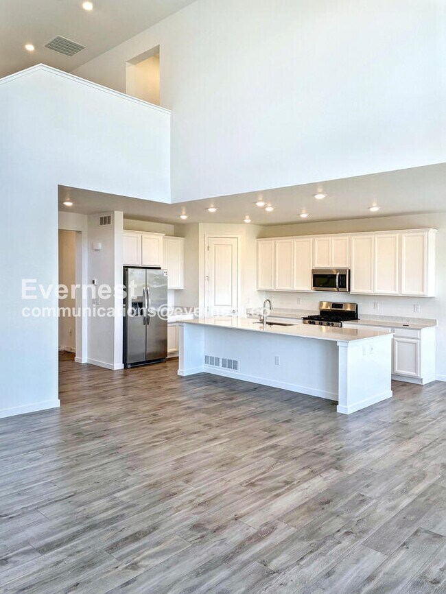 Building Photo - 740 Columbia St