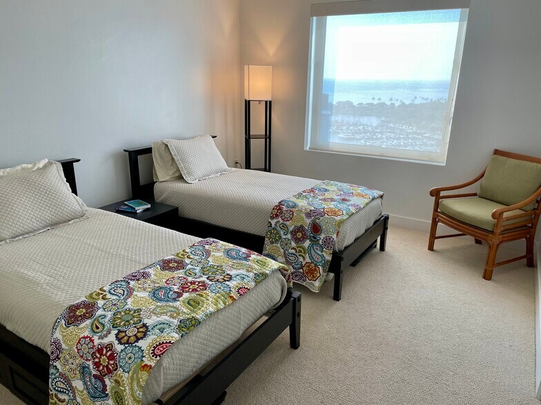 2nd bedroom with twin beds - 1551 Ala Wai Blvd