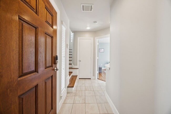 Building Photo - 546 Westcross St