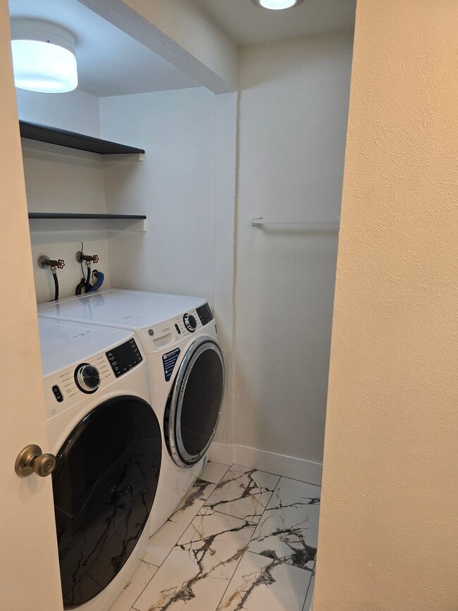 Building Photo - 443 Lincoln Cir