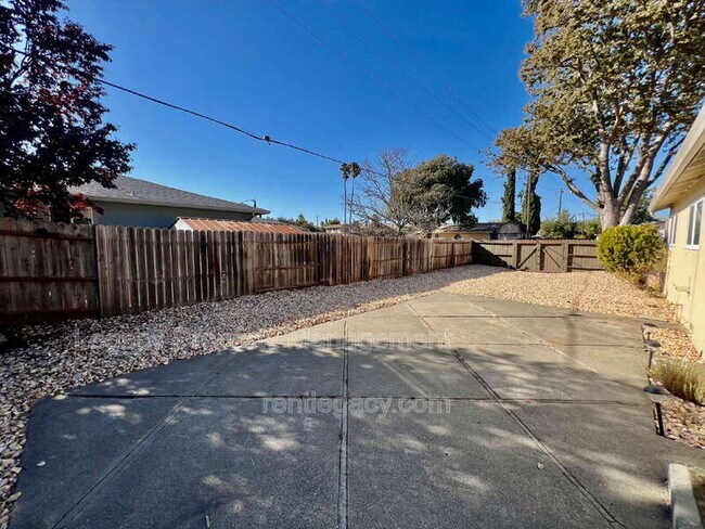 Building Photo - 2459 Gulf Dr