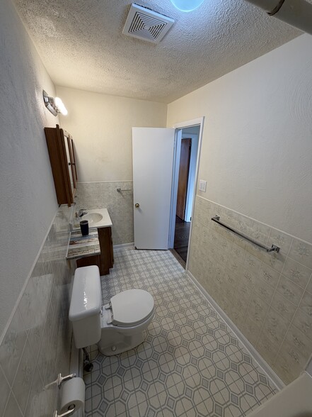 Building Photo - 16 Cherry St