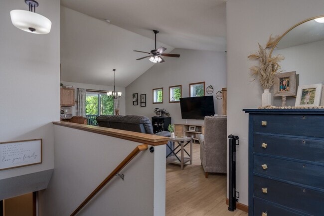 Building Photo - Stunning rambler on Tanager Road!