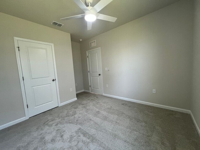 Building Photo - Beautiful  3 bedroom 2 bathroom House Comi...