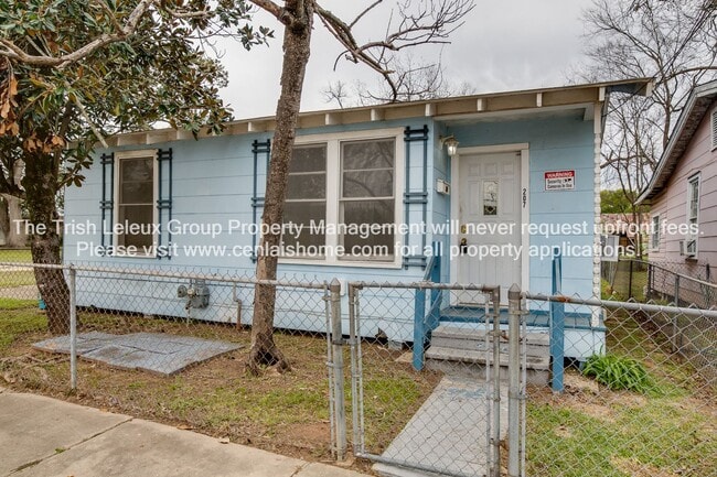 Building Photo - Near Downdown Pineville large 2/1 freshly painted.