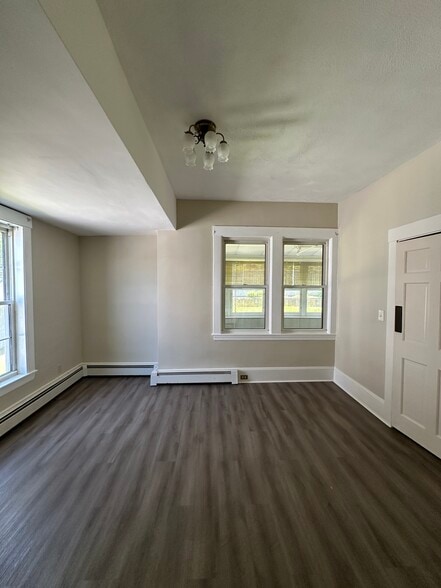 Separate dining room - 9 Buxton Ct