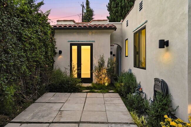 Building Photo - 9001 Rosewood Ave