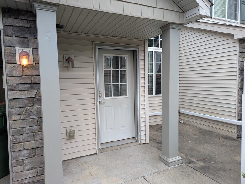 Building Photo - 361 Ojibway Path